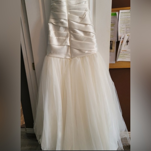 Vera Wang Wedding Dress - Picture 9 of 9